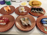 桐谷広人さん「新大久保駅前の魚べいへ。グルメ杵屋を1000株保有していて、20年位前から半年ごとに500円券20枚頂いてます」（本人の公式X、2026年4月16日の投稿から）