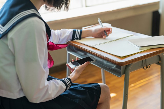 約8割の人が「スマホ依存している」と回答　※画像はイメージです（One/stock.adobe.com）