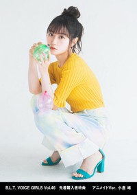 キュートな表情を見せる小倉唯