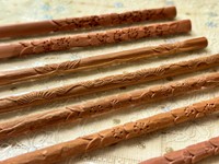 花や葉などのモチーフが鉛筆表面に彫り込まれています（画像提供：下町の鉛筆屋 杉谷龍一さん）