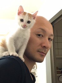 山田さんの肩に乗るランプくん（山田さん提供）