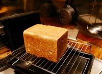 程よい焼き上がりになった手作りの「カクショク」（画像提供：かにさん）