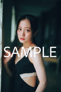 「川上千尋 ファースト写真集 永遠未遂」（徳間書店）楽天ブックス限定特典生写真／撮影：岡本武志