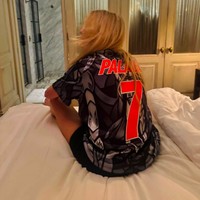 W杯でのパフォーマンスが決定し、ベッドの上で跳ね回って喜ぶエリー・ゴールディング