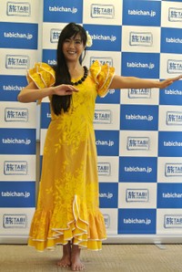 フラダンスのポーズで決める立花理佐＝2013年