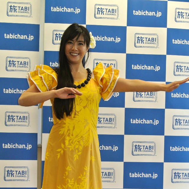 フラダンスのポーズで決める立花理佐＝2013年