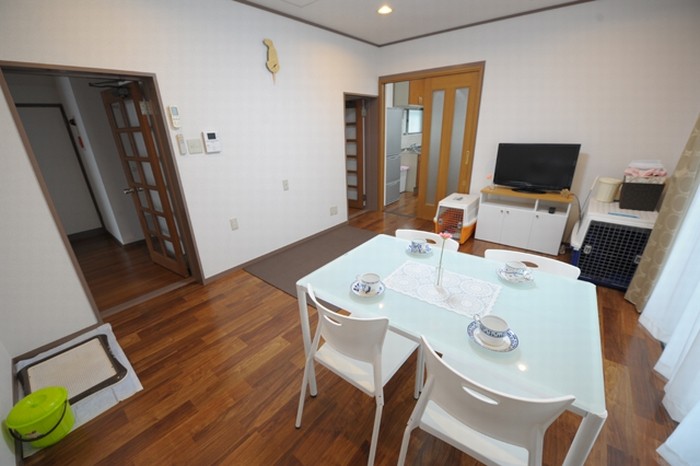 シェアハウスのリビング　廊下をはさんで個室がある