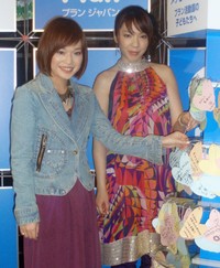 川嶋あい（左）と岡本真夜＝2008年