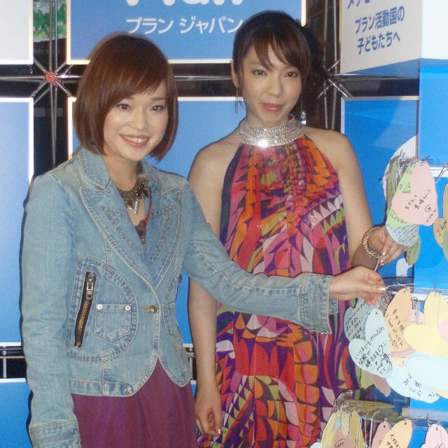 川嶋あい（左）と岡本真夜＝2008年