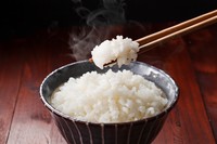 ラップで包んだご飯を時短で解凍（Nishihama/stock.adobe.com）※画像はイメージ