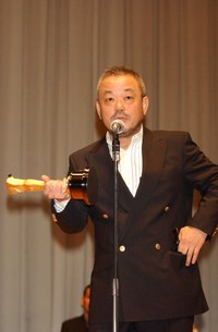 ＜2005年度　キネマ旬報ベスト・テン　表彰式＞　映画「パッチギ！」で監督賞を受賞した井筒和幸監督