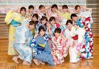 浴衣姿でポーズを決めるフジテレビアナウンサーの（前列左から）堤礼実、永尾亜子、杉原千尋、永島優美（２列目左から）井上清華、宮司愛海、久慈暁子、新美有加（３列目左から）久代萌美、鈴木唯、小澤陽子、山﨑夕貴、三上真奈、内田嶺衣奈＝2018年