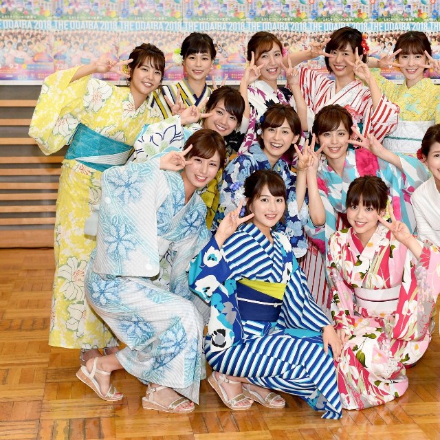 浴衣姿でポーズを決めるフジテレビアナウンサーの（前列左から）堤礼実、永尾亜子、杉原千尋、永島優美（２列目左から）井上清華、宮司愛海、久慈暁子、新美有加（３列目左から）久代萌美、鈴木唯、小澤陽子、山﨑夕貴、三上真奈、内田嶺衣奈＝2018年
