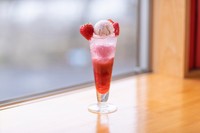 「水車の里フルーツトピア」が杯数、期間限定で提供する「フレッシュいちごのクリームソーダ」（やかげＤＭＯ提供）