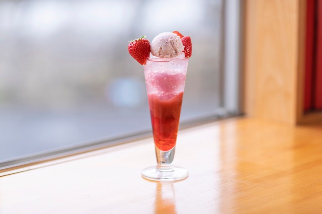 「水車の里フルーツトピア」が杯数、期間限定で提供する「フレッシュいちごのクリームソーダ」（やかげＤＭＯ提供）