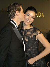 夫のセオドール・ミラー氏からキスされるアンミカ＝2012年