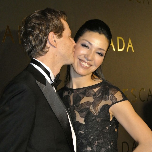 夫のセオドール・ミラー氏からキスされるアンミカ＝2012年