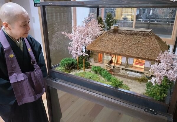 完成した模型を披露する大須賀住職（京都市山科区・岩屋寺）