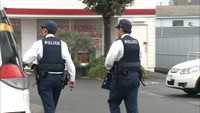 うどん店駐車場で殺人未遂　複数の男が逃走中…近隣店舗からは不安の声