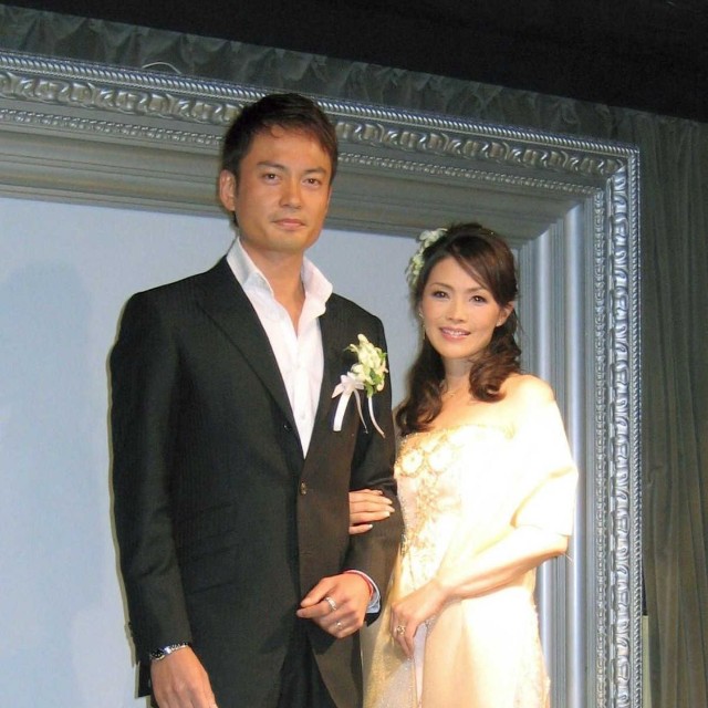 幸せいっぱいの披露宴を行った渡辺めぐみ（右）と星野芳徳＝2007年