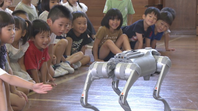 幼少期から最新テクノロジーに触れて　幼稚園で四足歩行ロボットのデモンストレーション　岡山大学