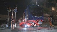 ゴール手前は片側1車線…!? 「ことでん」新型車両 “深夜の輸送”に密着　5億円かけ66年ぶりに新型2000形を導入