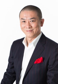 50代後半で人生初の〝就職〟を経験した不動産会社員との〝二刀流〟芸人・三又又三