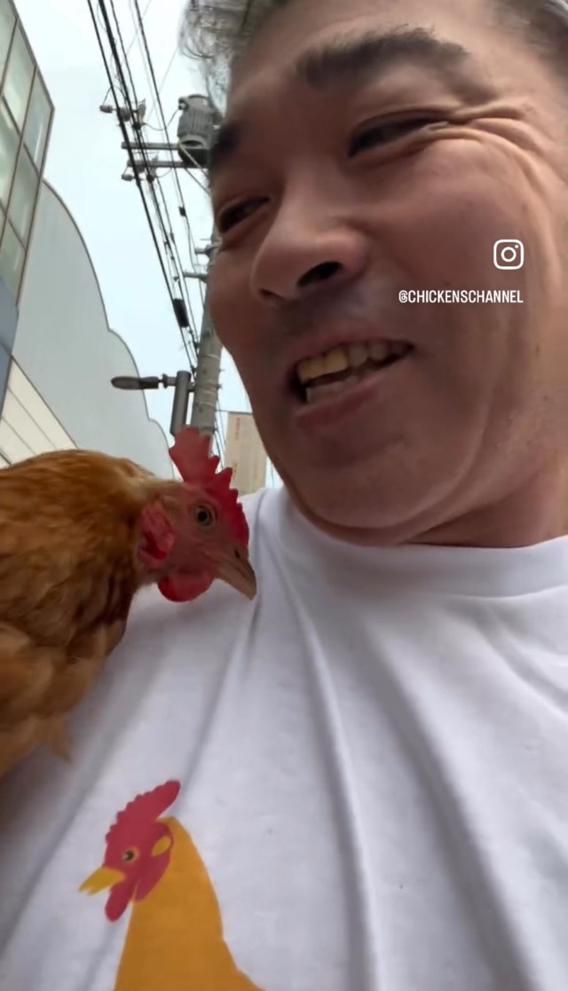 万結さんと散歩する藤田さん／藤田さん（@-ChickensChannel）提供