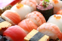 お祝いメニューの定番「お寿司」※画像はイメージです（ree1970/stock.adobe.com）