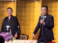 息の合ったやりとりを繰り広げた玉袋筋太郎(左)と太田光＝東京・明治記念館