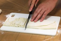 3～4mm幅で押し切るようにカットする