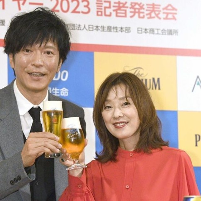「いい夫婦パートナー・オブ・ザ・イヤー2023」記者発表会で仲良く乾杯をする田辺誠一さん（左）、大塚寧々さん夫妻（2023年）