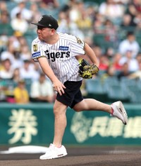 始球式を務めたnobodyknows＋ノリノリで歌う坂梨＝甲子園