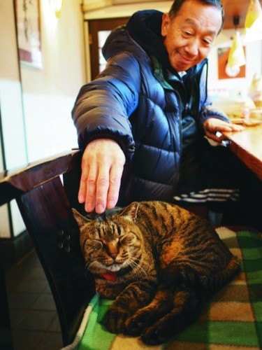 なじみ客の大井さんと