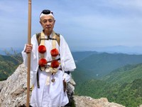 山上ヶ岳にある行場にて。現在も年に数度、山修行をする。昨夏、筆者も回峰行の山道（一部）を同行させてもらったが道中は大変険しく、一日48kmを歩くことは信じがたい