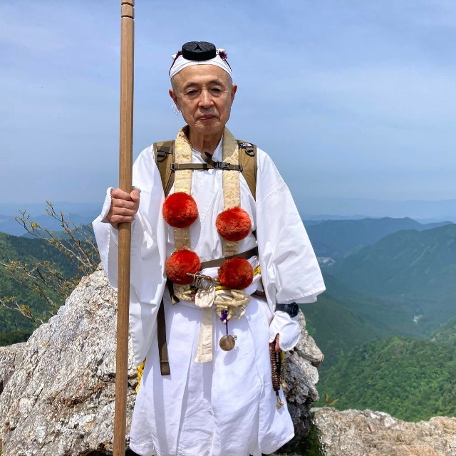 山上ヶ岳にある行場にて。現在も年に数度、山修行をする。昨夏、筆者も回峰行の山道（一部）を同行させてもらったが道中は大変険しく、一日48kmを歩くことは信じがたい