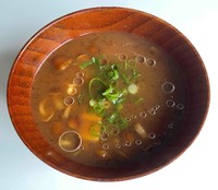 赤だし味噌汁に、えごま油を小さなスプーン一杯分を入れたもの。コクが出る上、オメガ3の効果で栄養価が高まります。 