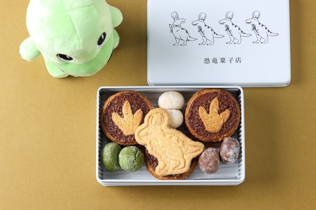 「香ばしく軽い口当たりでついもうひとつ、と手が出ちゃうじゅら」恐竜サブレ缶（ティラノ）2490円。草食恐竜バージョンもあり