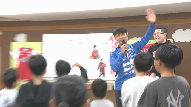 児童養護施設を訪問したファジアーノ岡山の木村太哉選手　8日