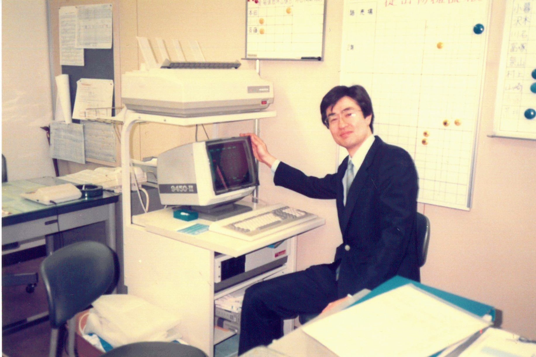 1986年、28歳の頃、百貨店の売り場奥の事務所内に座る和田さん=本人提供