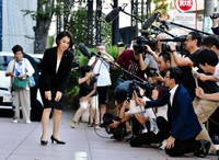 報道陣に一礼して会場に入る豊田真由子氏＝2017年12月22日