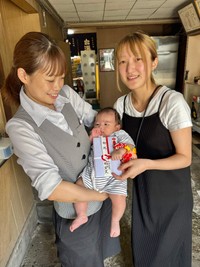 社員わずか20数名の「山本酒造店」では、過去5年間で約10人の新生児が誕生（山本さん提供）