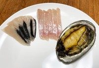 左から炙りサワラ、平政、蒸しアワビ