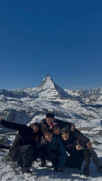 スイスでマッターホルンをバックに記念撮影。オーバーブッキングでヒルトン宿泊となる嬉しいハプニングも／DAIさん（@_tdnkm）提供