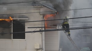 住宅街のアパートで火事　５０代女性けが　仙台・宮城野区