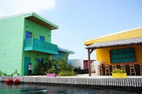 首都マレ近くの海に浮かぶ、「浮かぶ都市」計画のモデルハウス＝2023年12月17日、モルディブ、荒ちひろ撮影