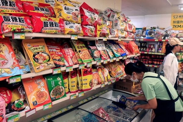 中国の食品が棚にびっしりと並ぶ「京都中華物産」（京都市左京区田中大久保町）