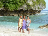 ニウエの海でポーズをとる（左から）エッサ・アイヌウさん、フィシカファ・ルビンさん、ジャズミン・ルビンさん