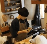 料理に集中するお兄ちゃん 画像提供：ゆうこ※画像はトリミングしています