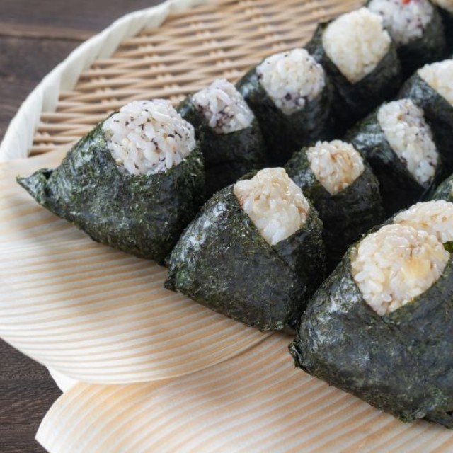 ラップをかけて用意されたおにぎりのイメージ※この画像はイメージです（aomas/stock.adobe.com）
